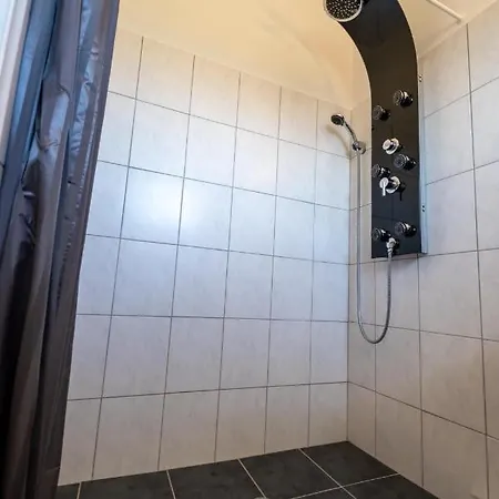 Botzoris Apartament *